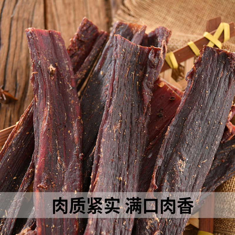 Thịt bò khô từ bàn tay khô gió khô khô khô khô khô khô khô khô của thịt bò khô.