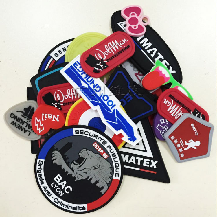 Supply of PVC branded PVC soft-tip-tip-coated rubber-coated shoes packaged with accessories labeled as water to be washed and distributed