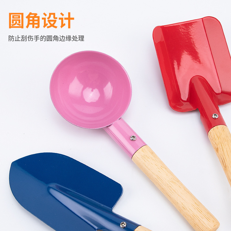 Những đứa trẻ ngoài khơi biển làm vườn cho vườn cây trồng trồng vườn được cung cấp xẻng