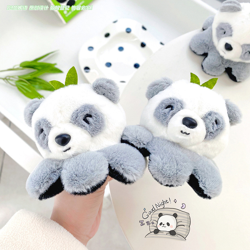 Một con gấu trúc lật qua một quán bar bạch kim với một cái chìa khóa cho một cậu bé và một cô gái để lấy một con búp bê.