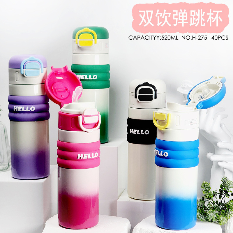 Một cái ly uống nước gấu trúc cho nam và nữ với ống hút.