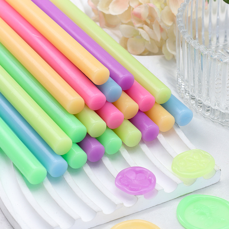 Những thanh sáp sơn huỳnh quang ánh sáng ban đêm mới, nhãn sơn có ánh sáng bán trong suốt đóng dấu ngược lại.