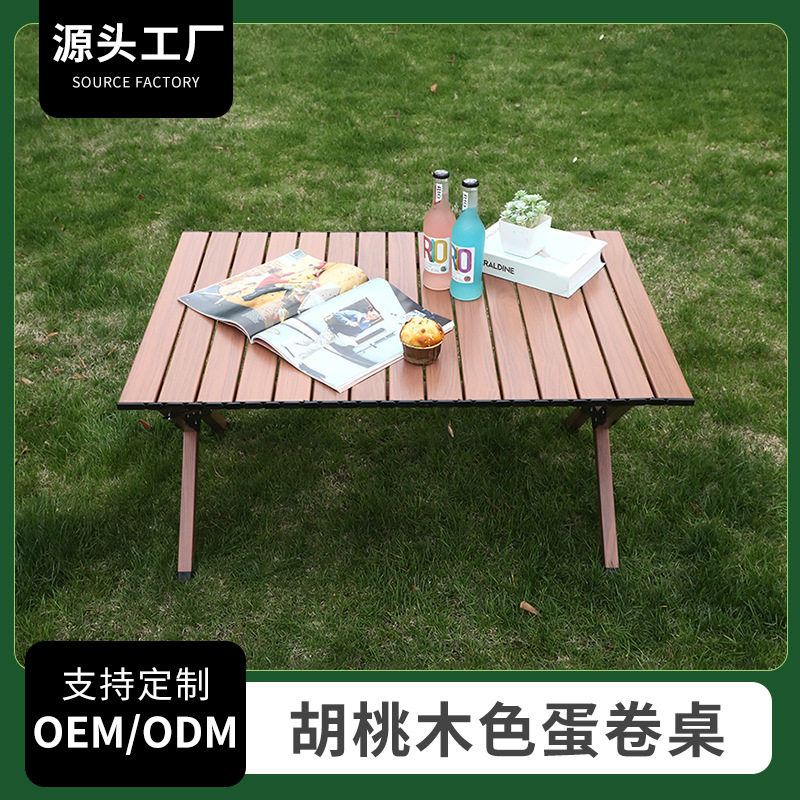 Bàn trứng tráng bằng nhôm mới với một gấp bàn picnic ngoài trời.