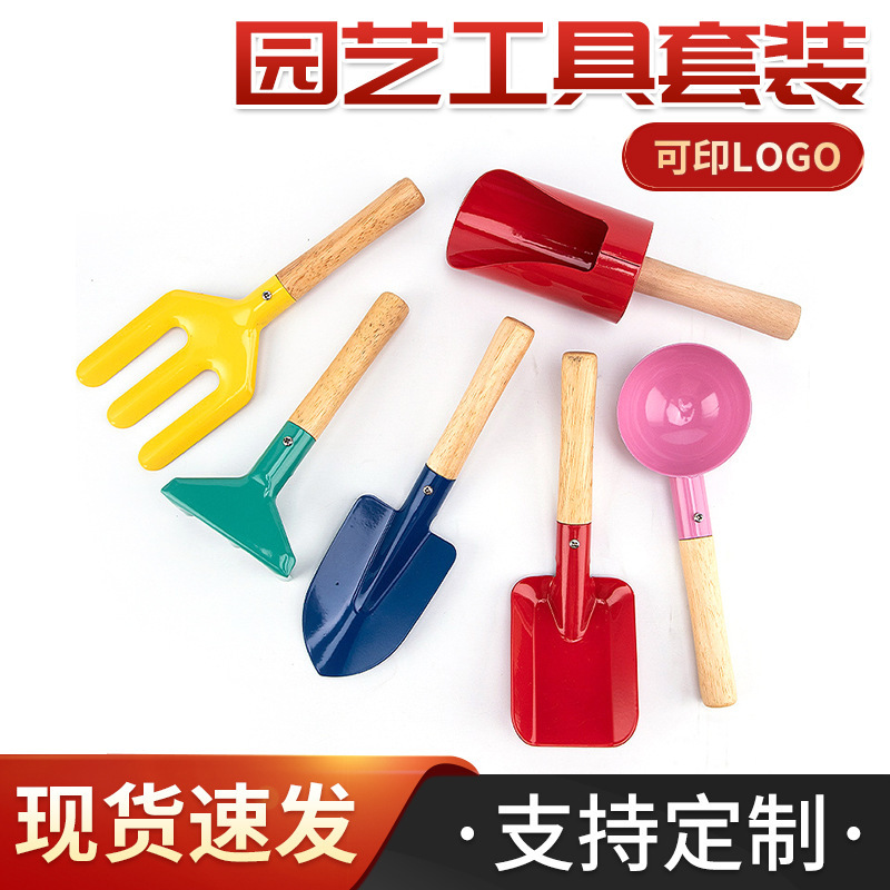 Những đứa trẻ ngoài khơi biển làm vườn cho vườn cây trồng trồng vườn được cung cấp xẻng