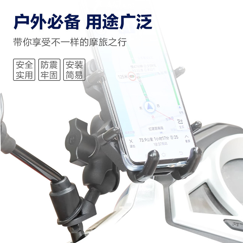 Một chiếc xe máy điện với đầu bóng cong ở dưới gương