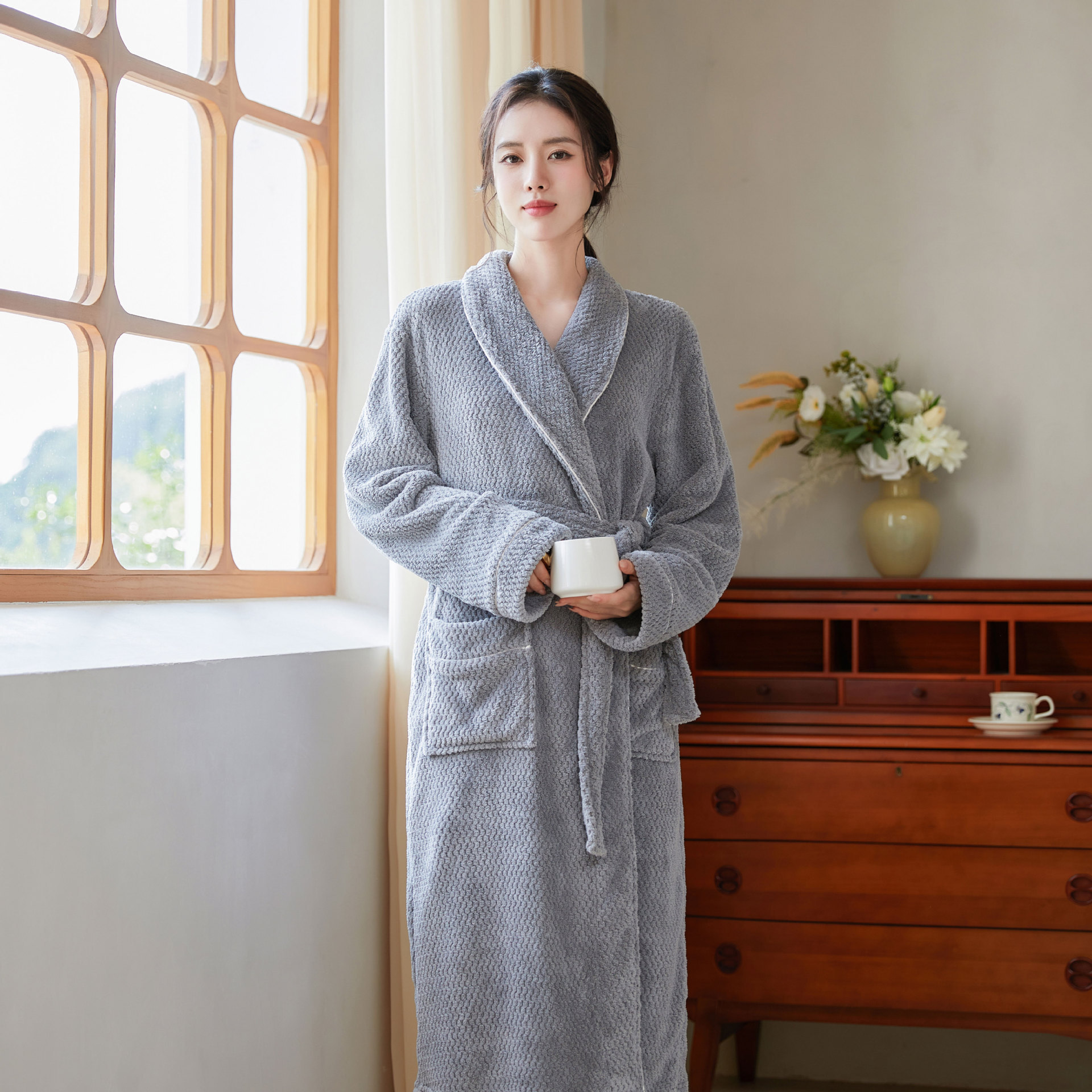 Người phụ nữ mặc áo choàng tắm.