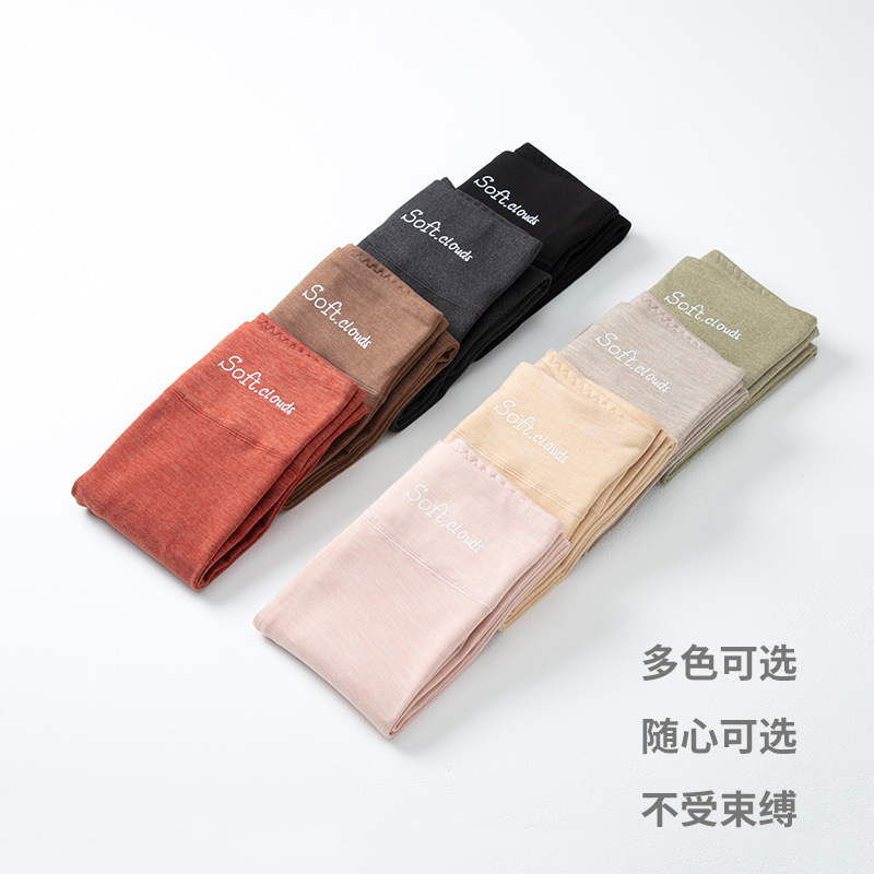Cô ấy mặc quần lọt khe bó với da ở eo.