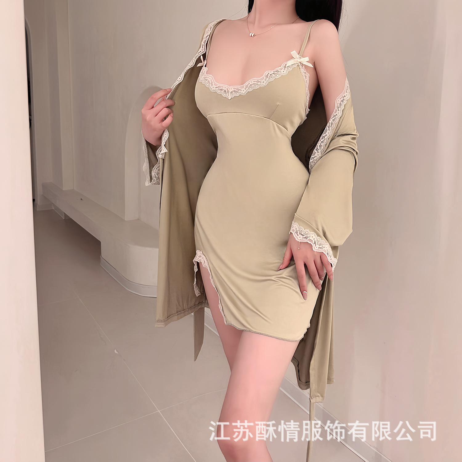 Cái áo ngủ sexy mới, cô gái mới với xa hoa, dây đăng ten nóng, bộ đồ ngủ lạnh điên cuồng, muốn mở bộ vét quyến rũ.