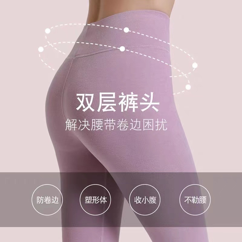 Người phụ nữ với những chiếc khăn len nhung với hai mặt của hai bông cỏ dại và vải bông ở phía sau và những bông cỏ dại không có một vết trầy xước.