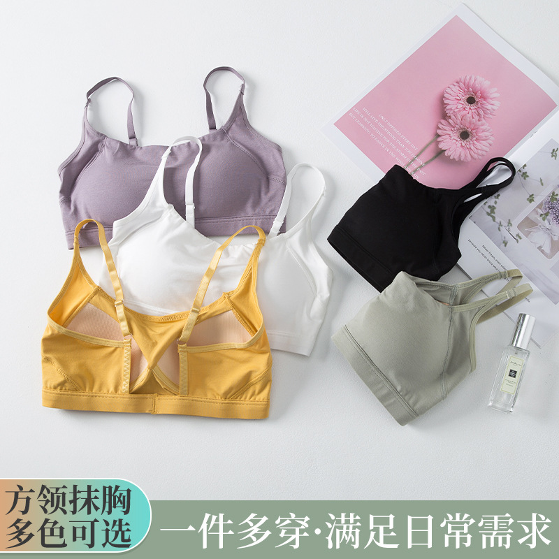 Một phụ nữ có áo vest trên đầu và áo ngực.