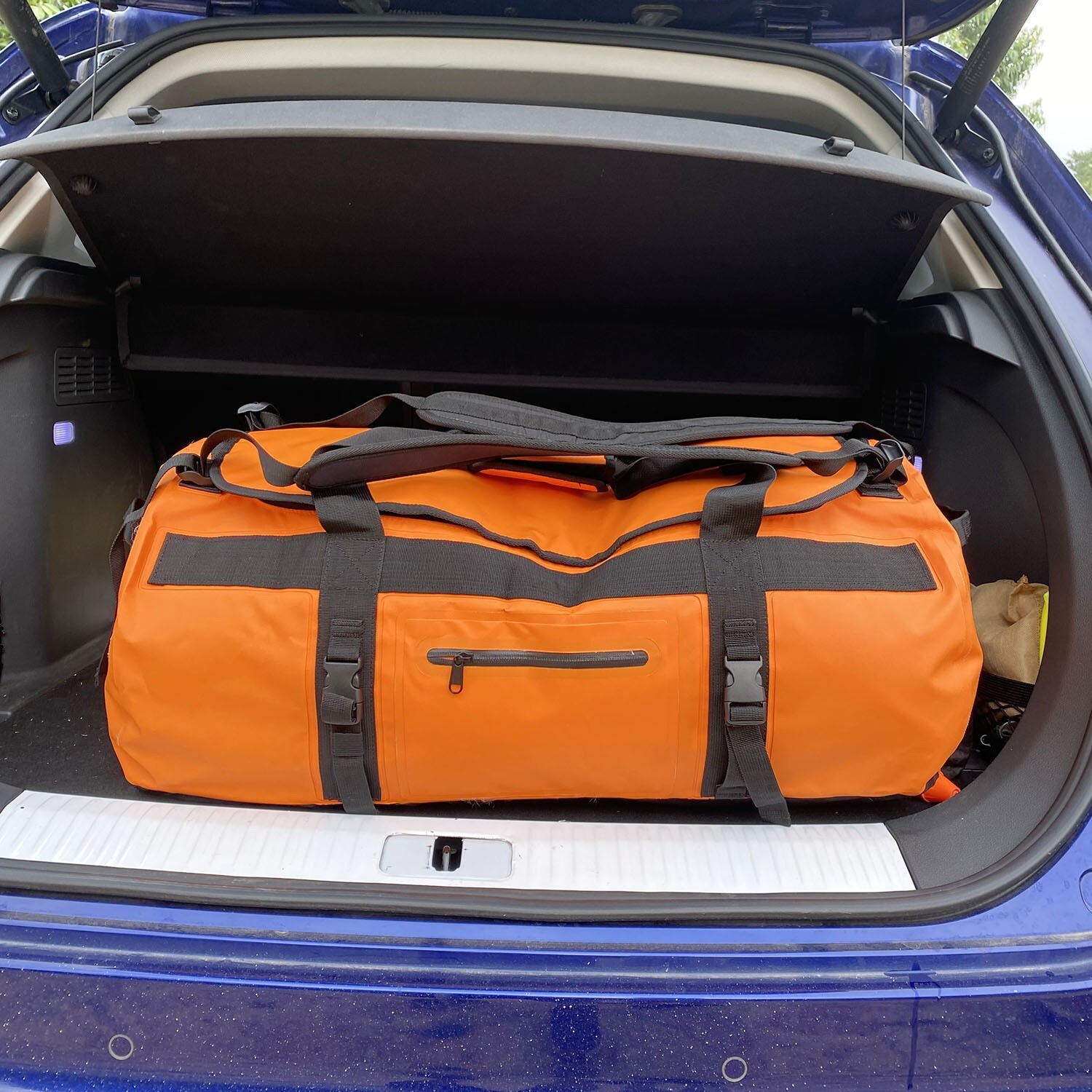 Motorcycle rides a large pack of backpacks, pvc outdoors, a mountain-riding sports kit and a fishing kit.