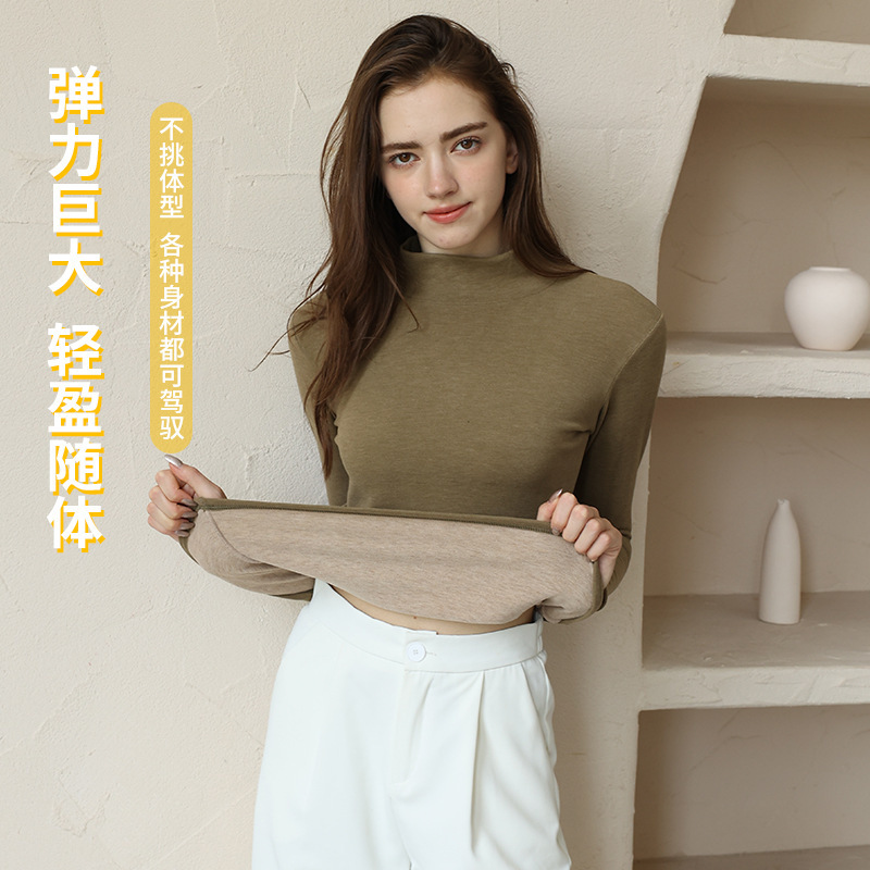 Cô ấy mặc áo sơ mi và tóc.