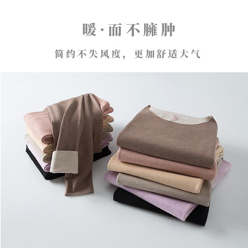 Người phụ nữ mặc đồ lót không đường và mặc một chiếc xe trượt tuyết có chỉnh sửa và một cái kẹp.