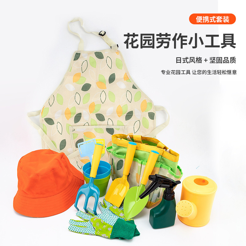 Ngoài nhà vườn dụng cụ làm vườn cho việc làm vườn trẻ em với xẻng đất