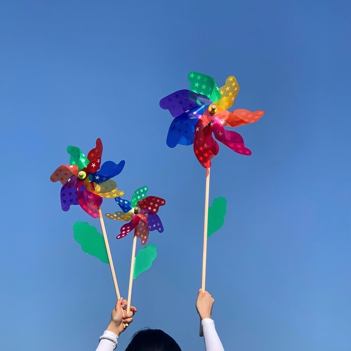 Woodstick 7-coloured windmill toy toy store to decorate the outdoors of the kindergarten.