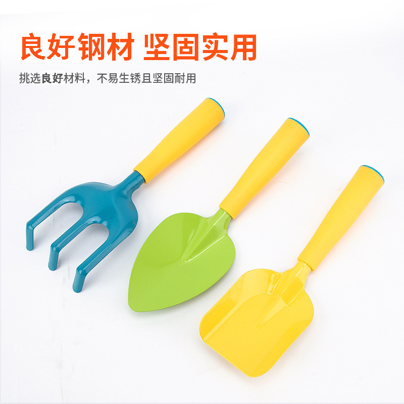 Ngoài nhà vườn dụng cụ làm vườn cho việc làm vườn trẻ em với xẻng đất
