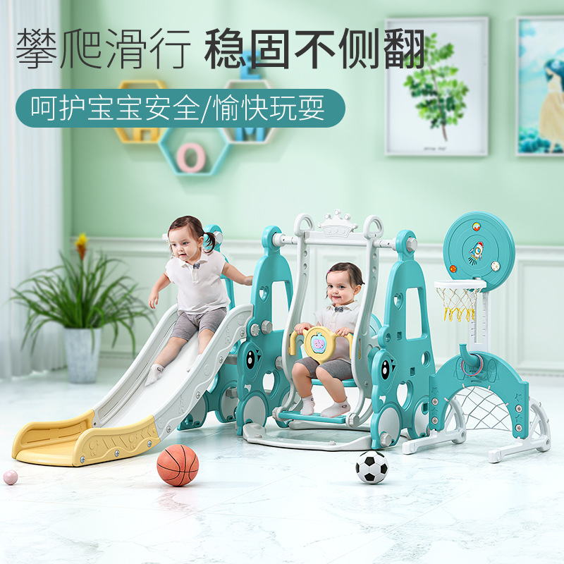 Trẻ em ở trong nhà sân chơi trẻ em trượt nhựa nhà với một chiếc xe tải lớn