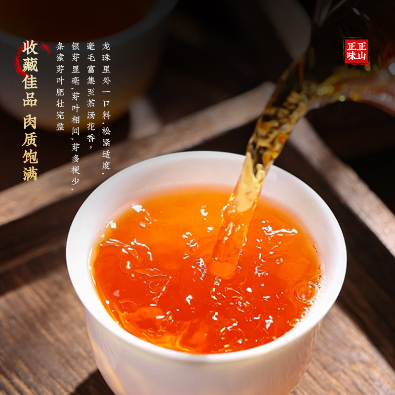 Mẹ chồng làm một tách trà bánh ngô, một cách độc lập, để nó có thể được phân phối bởi cối xay nhỏ của Yunnan.