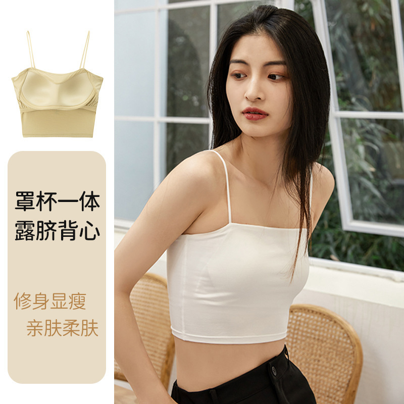 Cô gái xì ke mặc áo khoác dây rốn, cô gái mặc áo ngực với áo ngực có ngực.