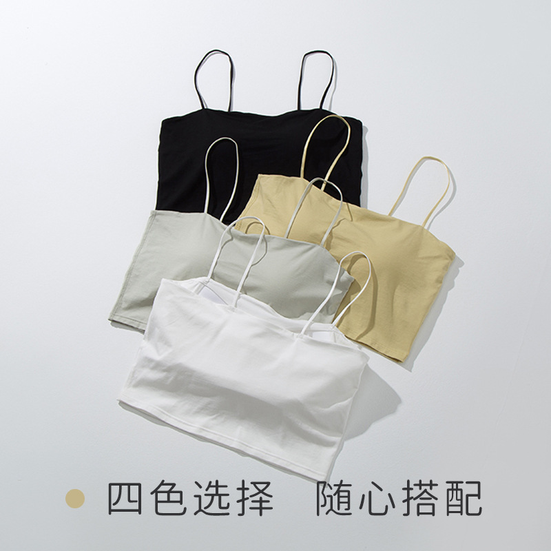 Cô gái xì ke mặc áo khoác dây rốn, cô gái mặc áo ngực với áo ngực có ngực.