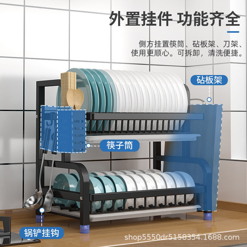 Một tô thức ăn với một kệ vải bạt, một kệ bếp với một bát đĩa đa mục đích.