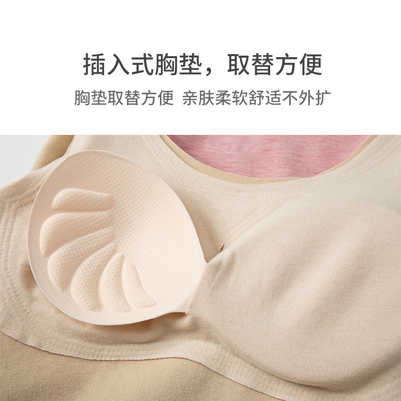 Người phụ nữ với áo ngực để giữ ấm đồ lót của mình, với tay áo dài của lụa và nhung.