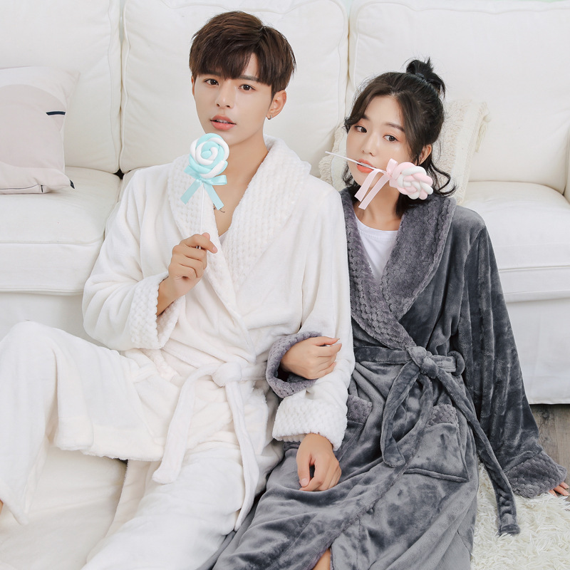 Một bộ đồ ngủ dài trong bộ đồ ngủ Nhật Bản, một chiếc áo choàng tắm mùa đông.
