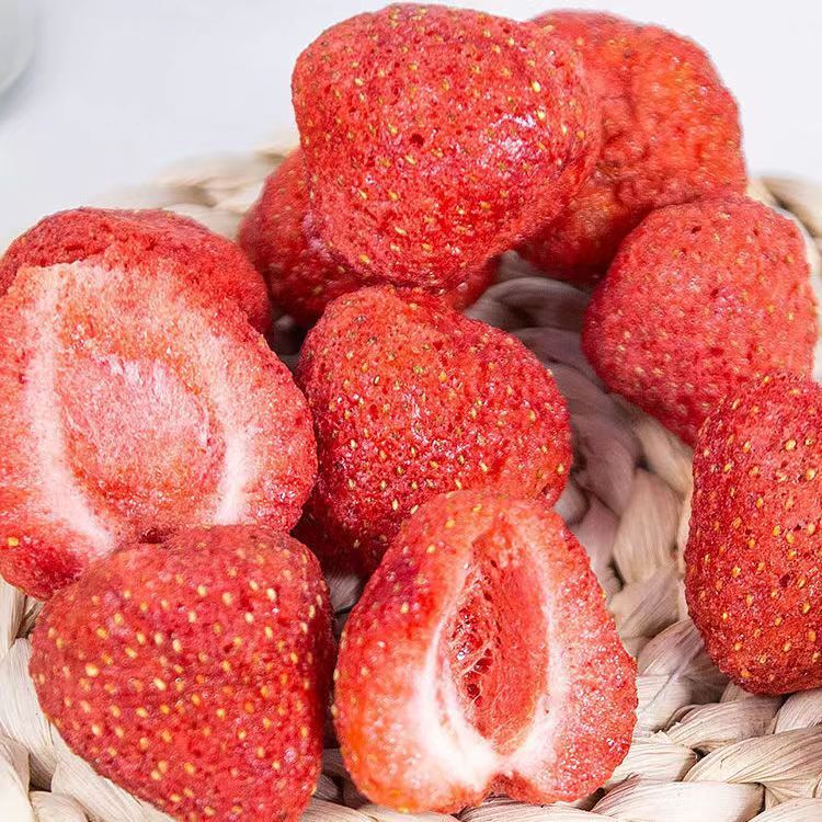 Source factory FD dry strawberry pretzels 500g wholesale cow-screwed snowflakes and leisure food raw materials