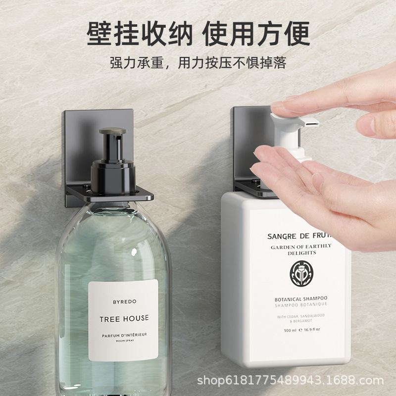 Phòng tắm có tường chống dầu gội với một nhà vệ sinh có tường được rửa và một ống rửa tay