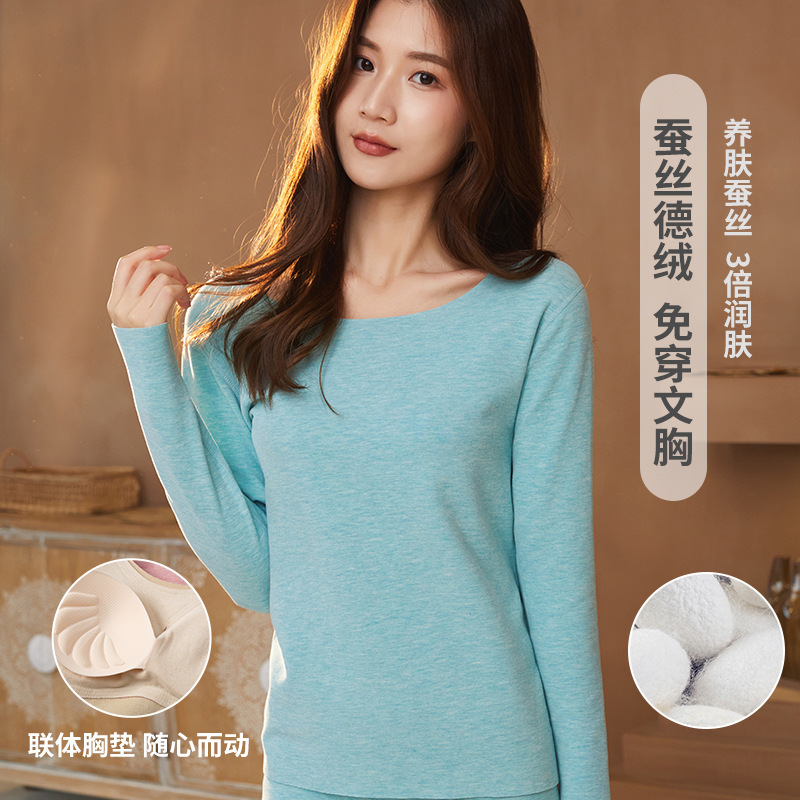 Người phụ nữ với áo ngực để giữ ấm đồ lót của mình, với tay áo dài của lụa và nhung.