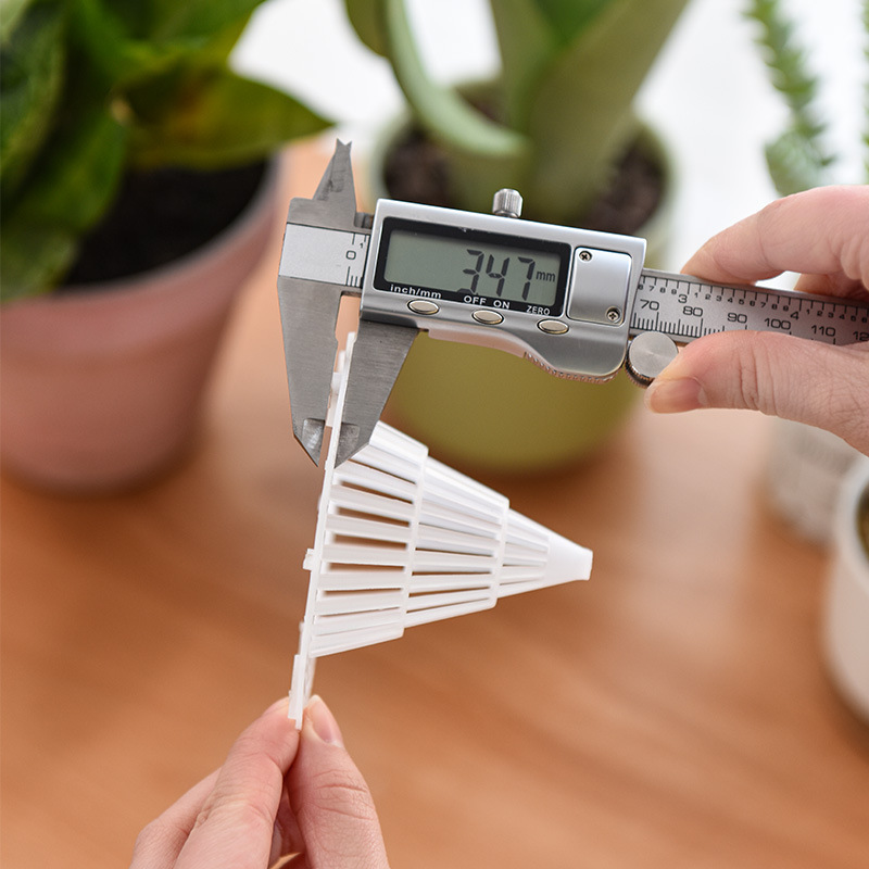 Một rò rỉ trong ống của các lớp thạch cao bằng nhựa đường nhựa được trồng trong lưới đệm bạch kim