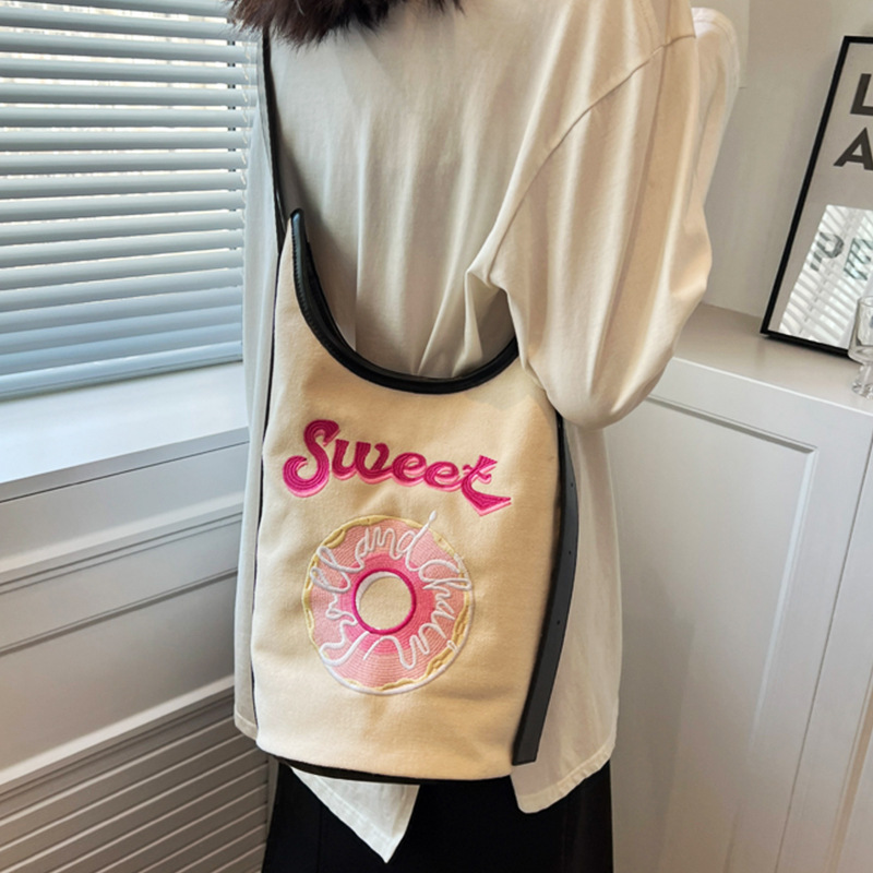 Japan and Koreas design one-shoulder donuts and one-shoulder buns with a bucket bag to embroider a girl bag.