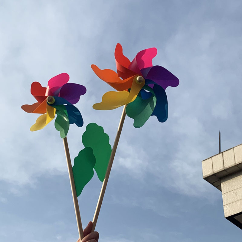 Woodstick 7-coloured windmill toy toy store to decorate the outdoors of the kindergarten.