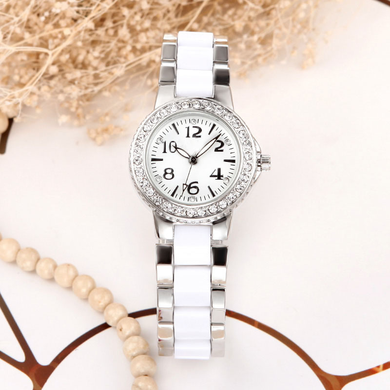 Customize the little gift table with a classic coating of the star's fair and fashion palette against the aqueous alloy watch.