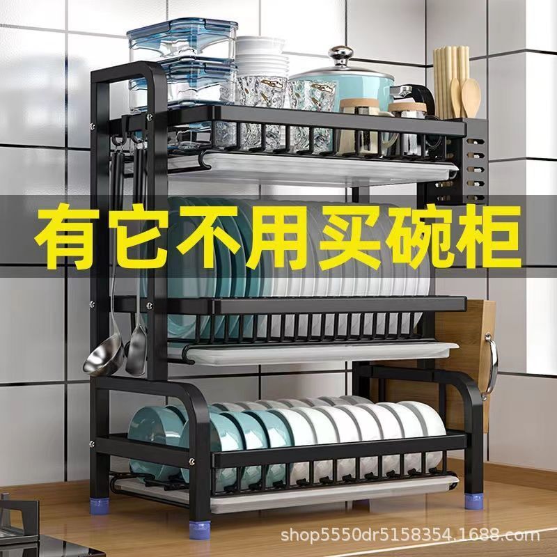Một tô thức ăn với một kệ vải bạt, một kệ bếp với một bát đĩa đa mục đích.