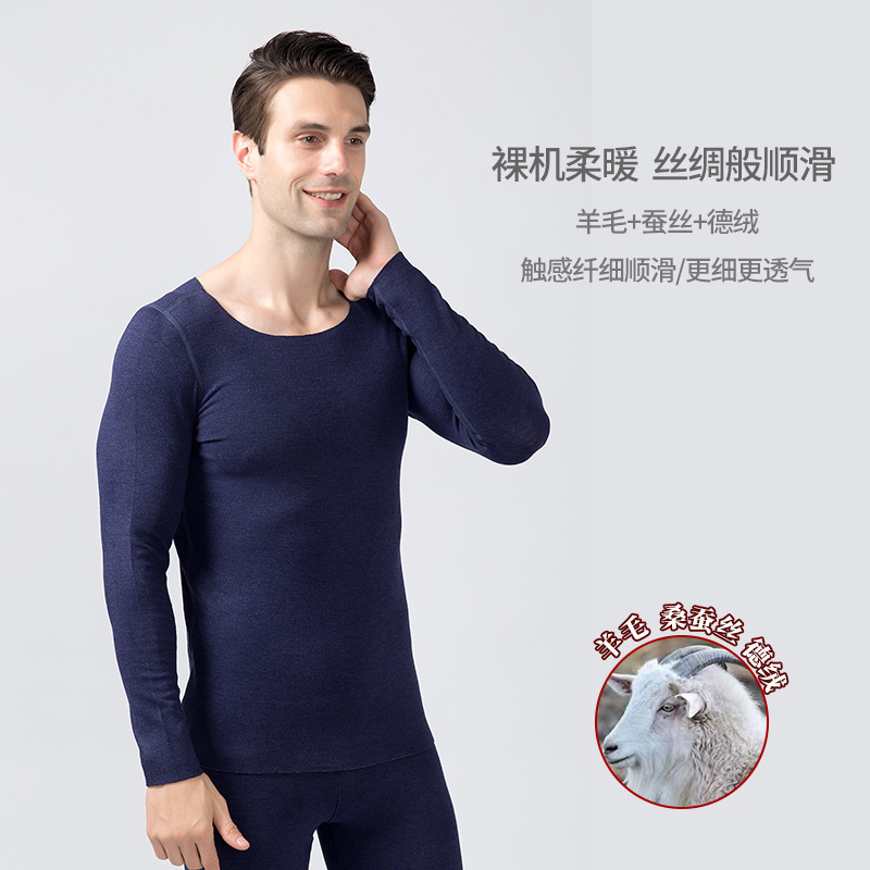 Một người đàn ông với một chiếc áo ấm, một người đàn ông với một áo sơ mi ngắn, một nhung và một bộ đồ dài, ấm áp.
