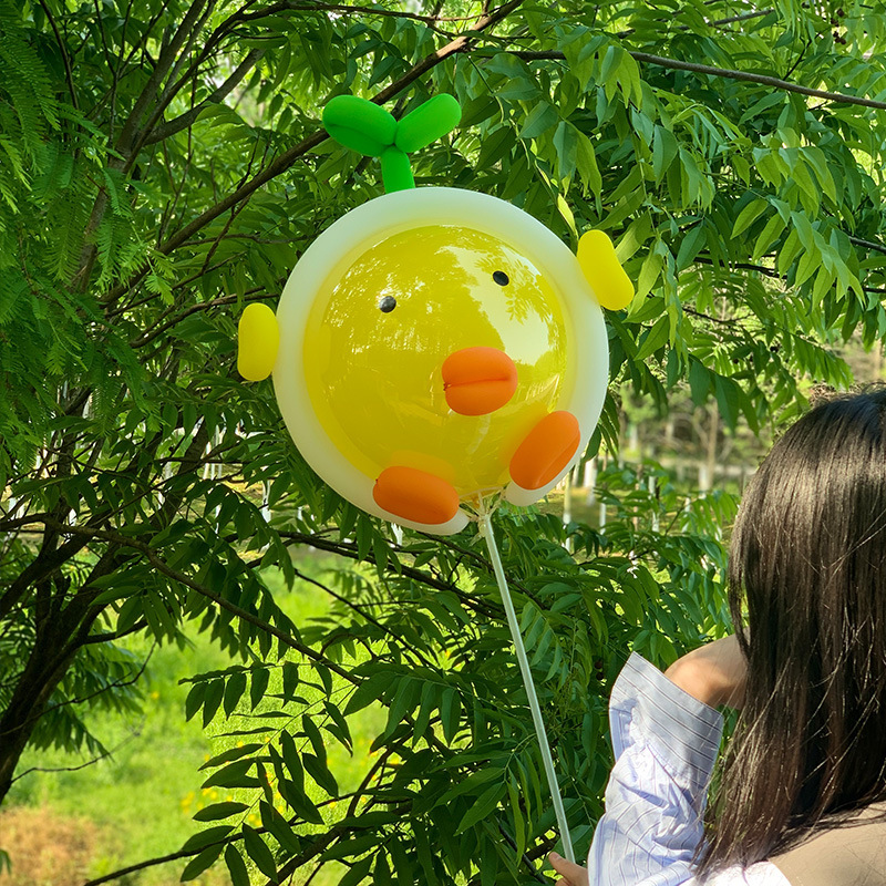 Net-red-bob material packs, cartoon-type chicks, glowing balloons all over the balloon.