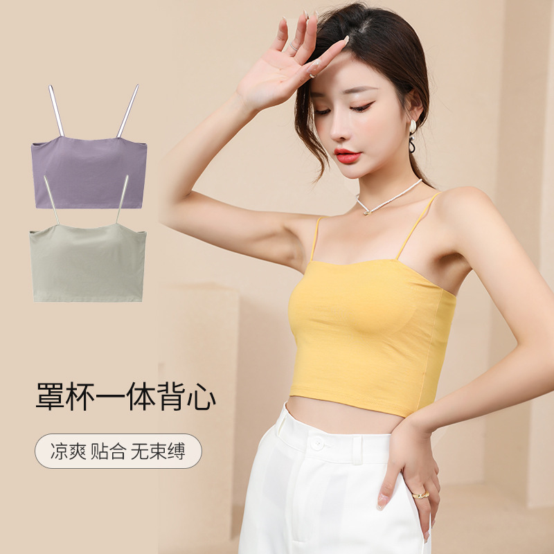 Cô 2023 có áo vest trên ngực có áo ngực.