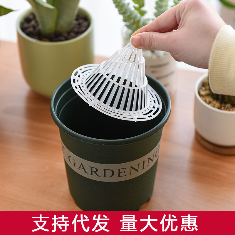 Một rò rỉ trong ống của các lớp thạch cao bằng nhựa đường nhựa được trồng trong lưới đệm bạch kim