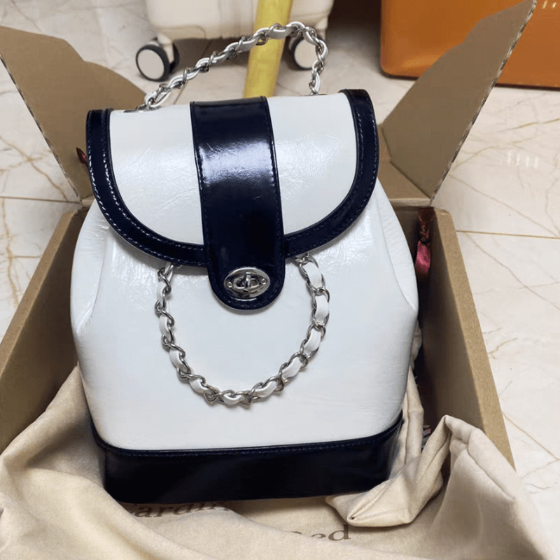 The factory customizes a two-capable two-shoulder-packed chain-backed fragrance student double-shoulder bag.