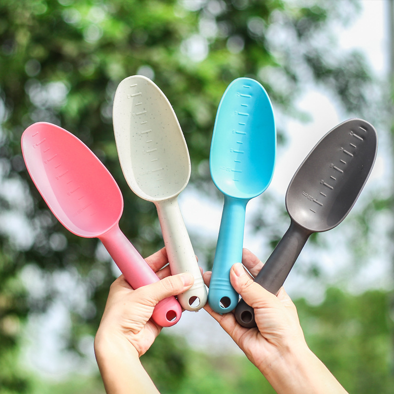Một công cụ ngọc lam cho việc tháp ghép vườn với dày nhựa trên mặt đất xẻng và một thạch cao với ghép và thạch cao