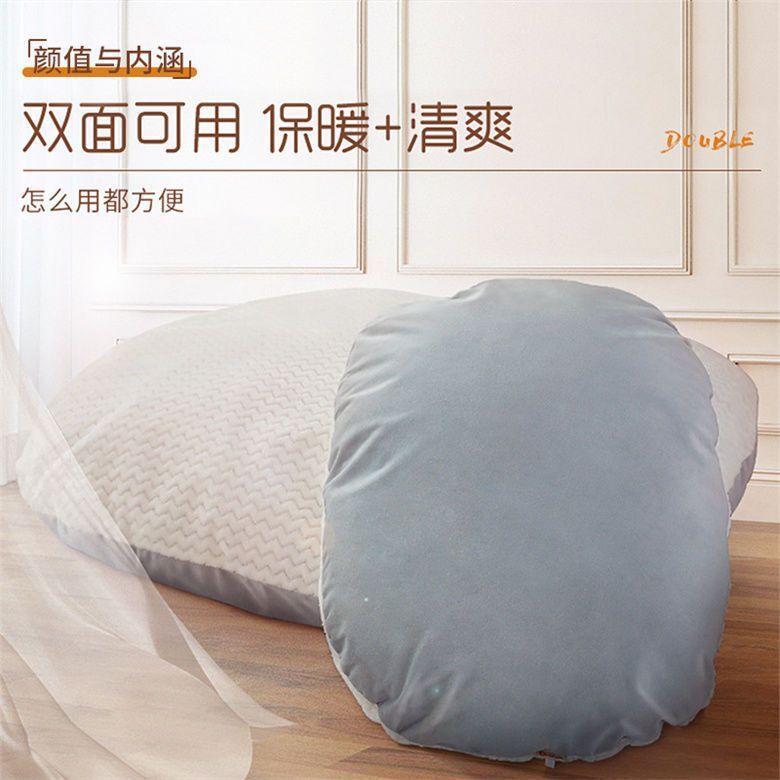 Con chó cưng thích thú cưng nhẹ nhàng thoải mái cùng nhau.