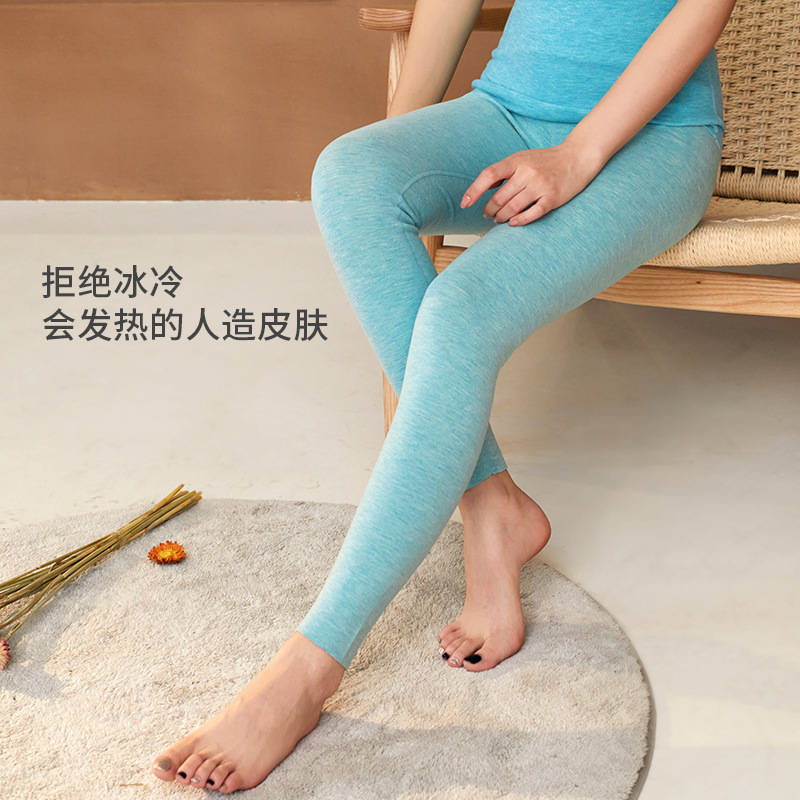Cô Rusty-Dew, mặc một cái bàn ủi ấm áp bằng vải nhung với một cái kẹp trong mùa đông.