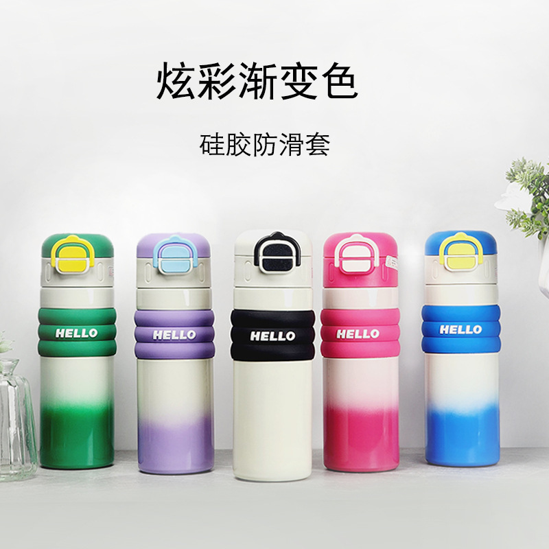 Một cái ly uống nước gấu trúc cho nam và nữ với ống hút.