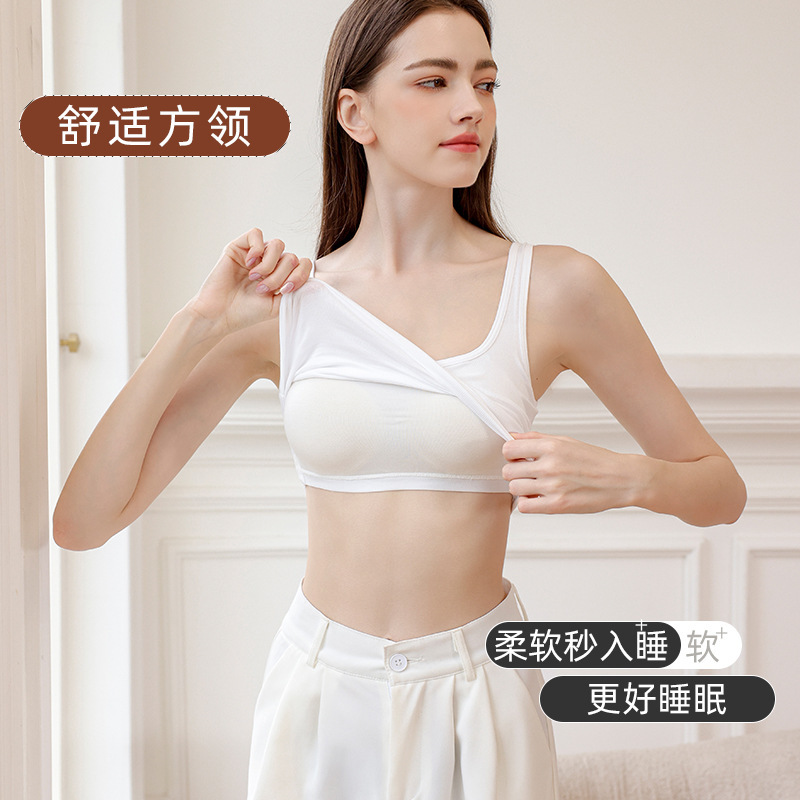 Cô ấy mặc áo sơ mi da sau lưng, phía ngoài ngực với một sợi dây da nóng.
