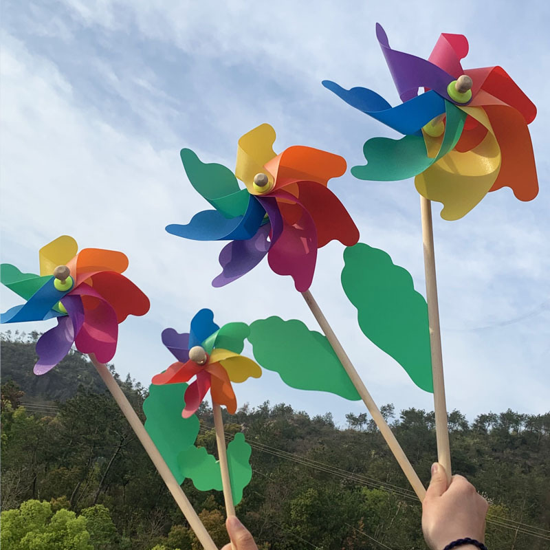 Woodstick 7-coloured windmill toy toy store to decorate the outdoors of the kindergarten.