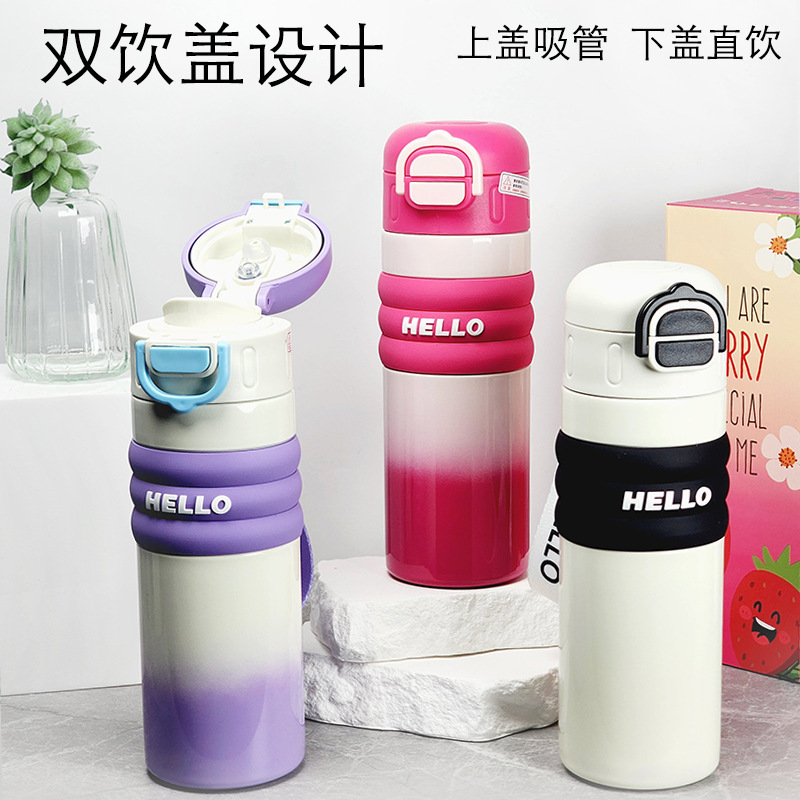 Một cái ly uống nước gấu trúc cho nam và nữ với ống hút.