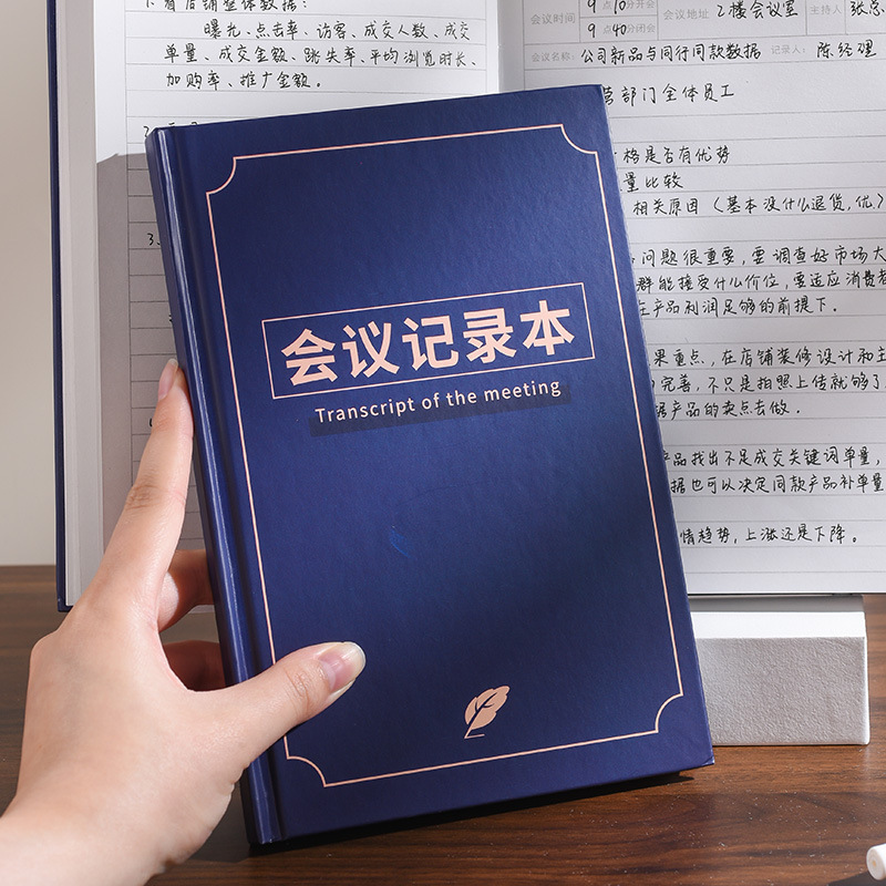 Một cuốn sổ dày siêu dày A5, một cuốn nhật ký làm việc dành cho các cuộc họp tại một văn phòng thương mại nhỏ.