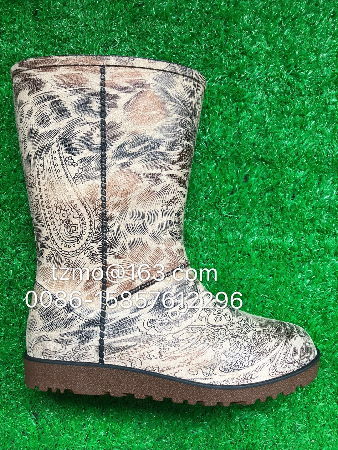 Handle custom boots and snow boots to keep them warm.