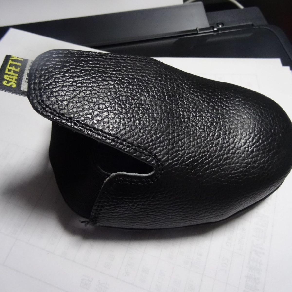 Scratch-proof shoe sets for visitors to the labour market